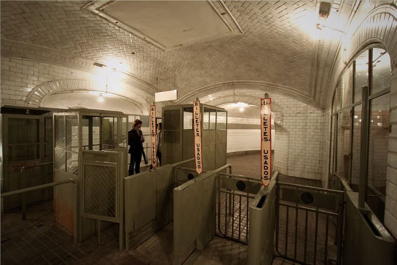 The old turnstiles inside Andén 0