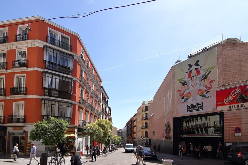 Calle de Augusto Figueroa, the Mercado de San Antón ahead