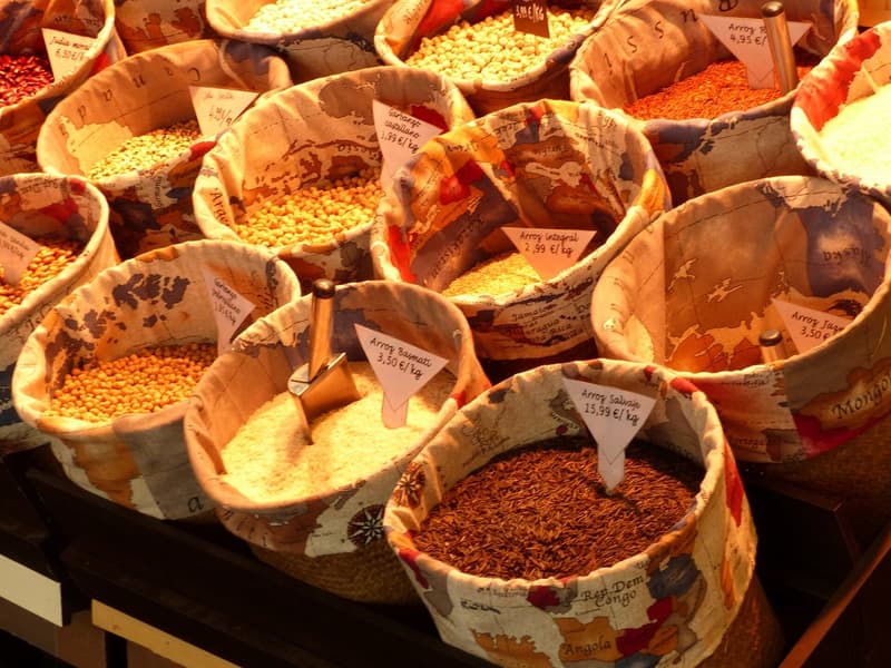 Baskets by the kilo inside the Mercado de San Antón