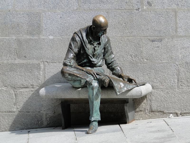 A bronze reader on Plaza de la Paja