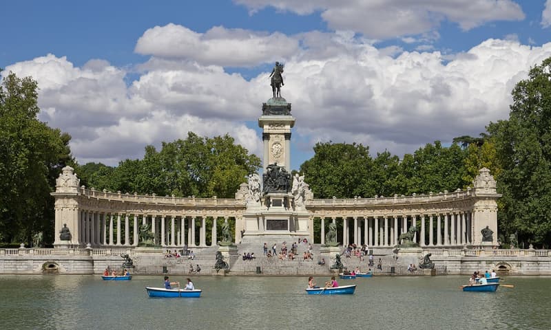 The Alfonso XII monument above the boating lake